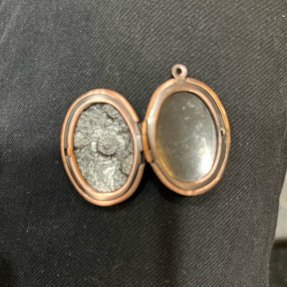 🏴☠️OVAL LOCKET PENDANT W/ETCHED FLOWERS 14K GOLD OVER STERLING SILVER🏴☠️ - Picture 3 of 3